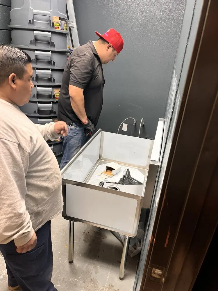 Commercial plumbing and sink installation in Lima